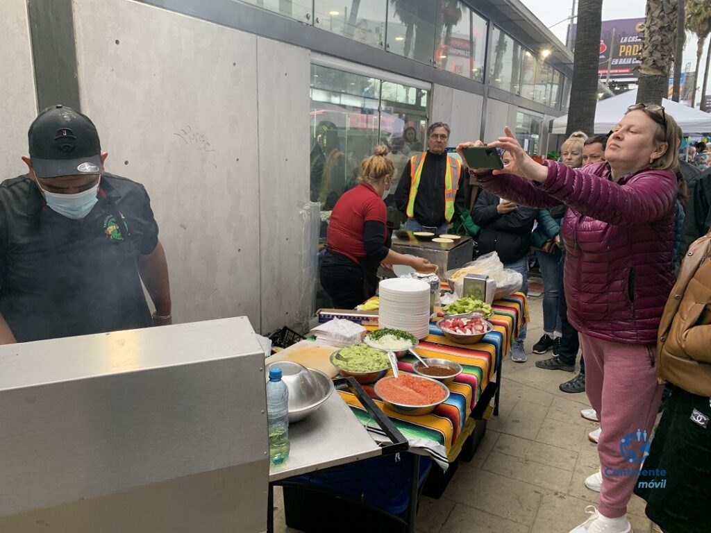 Tijuana.- La Fundación Tijuana Sin Hambre montó un puesto de tacos para alimentar a las personas de Ucrania en este campamento al aire libre / Foto: Continente móvil®, 2/abril/2022.